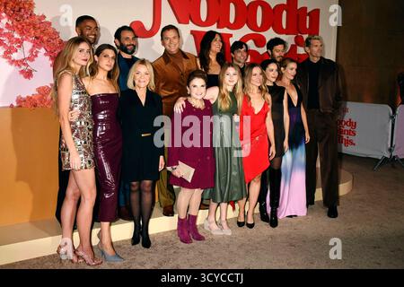 Emily Arlook, Justine Lupe, Miles Fowler, Stephanie Faracy, Arian Moayed, Michael Hitchcock, Tovah Feldshuh, Kristen Bell, d Arcy Carden, Jackie Tohn, Joe Gillette, Adam Brody, Leighton Meester et Timothy Simons BEI der Premiere der 2. Staffel der Netflix-Serie personne ne veut ce théâtre im Egyptien. Los Angeles, 16.10.2025 *** Emily Arlook, Justine Lupe, Miles Fowler, Stephanie Faracy, Arian Moayed, Michael Hitchcock, Tovah Feldshuh, Kristen Bell, d Arcy Carden, Jackie Tohn, Joe Gillette, Adam Brody, Leighton Meester et Timothy Simons lors de la première de la saison 2 de la série Netflix Nobody Banque D'Images