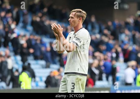 Glasgow, Royaume-Uni. 18 octobre 2025. Les Rangers FC ont joué le Dundee United FC au stade Ibrox de Glasgow lors d'un match de premier rang écossais. Le score final était Rangers 2 - 2 Dundee United.Bert Esselink (d3) applaudit les fans de Dundee United à la fin du match. Crédit : Findlay/Alamy Live News Banque D'Images