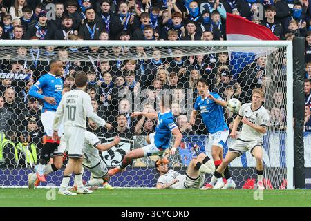 Glasgow, Royaume-Uni. 18 octobre 2025. Les Rangers FC ont joué le Dundee United FC au stade Ibrox de Glasgow lors d'un match de premier rang écossais. Le score final était Rangers 2 - 2 Dundee United. Thelo Aasgaard (R11) tente de marquer par la balle est déviée. Crédit : Findlay/Alamy Live News Banque D'Images