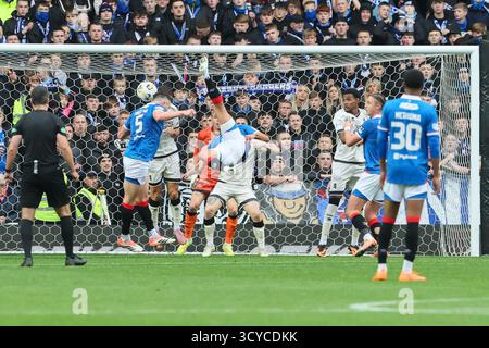 Glasgow, Royaume-Uni. 18 octobre 2025. Les Rangers FC ont joué le Dundee United FC au stade Ibrox de Glasgow lors d'un match de premier rang écossais. Le score final était Rangers 2 - 2 Dundee United. Bojan Miovski (R29) tente de marquer avec un coup de pied. Crédit : Findlay/Alamy Live News Banque D'Images