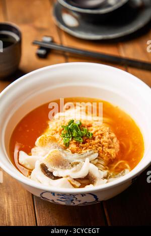 Œufs de crabe frais et nouilles de crocodile jaunes dans le bouillon salé vue latérale du plat chinois traditionnel Banque D'Images