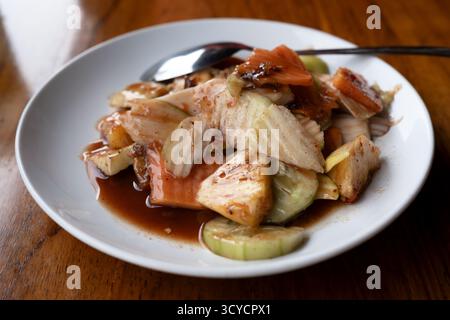Gros plan de la salade balinaise épicée de Rojak Bali Banque D'Images