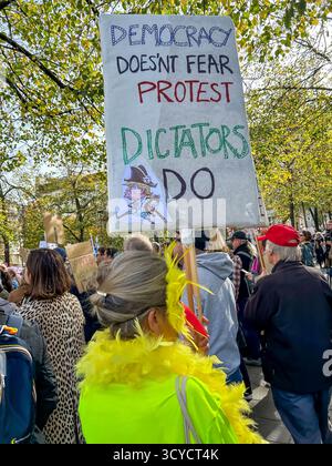 Paris, France, femme tenant le signe de protestation, démocratie, foule de gens à la manifestation américaine contre Trump 'pas de rois » protester pas de jour de rois Banque D'Images