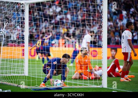 Barcelone, Espagne. 18 octobre 2025. Les joueurs de Barcelone célèbrent le but de dernière minute lors du match LaLiga EA Sports entre le FC Barcelone et le Girona FC aux Estadi Olimpic Lluis Companys. Crédit : Christian Bertrand/Alamy Live News Banque D'Images