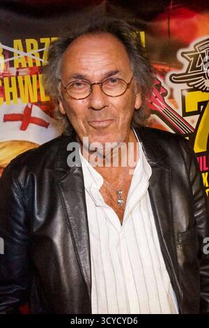 cntv Hugo Egon Balder zu Gast als Gratulant BEI der Party Feier zum 75.Geburtstag der Kultkneipe Zwick am Mittelweg 09.10.2025 in Hamburg-St.Pauli Hamburg Deutschland *** cntv Hugo Egon Balder en tant qu'invité à la fête du 75ème anniversaire du pub culte Zwick at Mittelweg 09 10 2025 in Hamburg St Pauli Hamburg Allemagne Banque D'Images