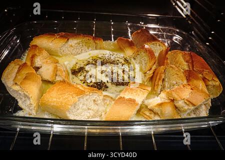 Camembert cuit avec baguette dans un plateau en verre Banque D'Images