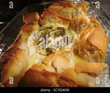 Camembert cuit avec baguette dans un plateau en verre Banque D'Images