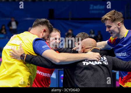 Zadar, Croatie. 18 octobre 2025. Les joueurs de Roumanie célèbrent une victoire lors du match de demi-finale masculin du championnat d'Europe par équipes ETTU entre la Slovénie et la Roumanie au Kresimir Cosic Sports Hall le 18 octobre 2025 à Zadar, Croatie. Photo : SIME Zelic/PIXSELL crédit : Pixsell/Alamy Live News Banque D'Images