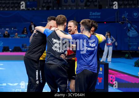 Zadar, Croatie. 18 octobre 2025. Les joueurs de Roumanie célèbrent une victoire lors du match de demi-finale masculin du championnat d'Europe par équipes ETTU entre la Slovénie et la Roumanie au Kresimir Cosic Sports Hall le 18 octobre 2025 à Zadar, Croatie. Photo : SIME Zelic/PIXSELL crédit : Pixsell/Alamy Live News Banque D'Images