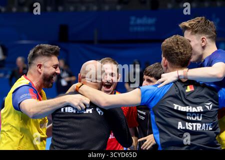 Zadar, Croatie. 18 octobre 2025. Les joueurs de Roumanie célèbrent une victoire lors du match de demi-finale masculin du championnat d'Europe par équipes ETTU entre la Slovénie et la Roumanie au Kresimir Cosic Sports Hall le 18 octobre 2025 à Zadar, Croatie. Photo : SIME Zelic/PIXSELL crédit : Pixsell/Alamy Live News Banque D'Images