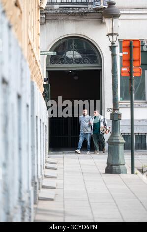 Deux hommes marchant sur la place colonne du Congrès à Bruxelles capitale, Belgique 12 OCT 2025 Banque D'Images