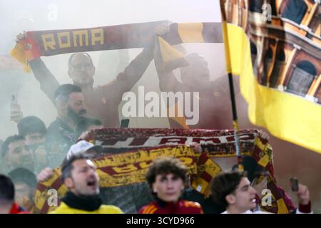 Rome, Italie. 18 octobre 2025. Supporters de Roma lors du championnat italien Serie A match de football entre L'AS Roma et le FC Internazionale le 18 octobre 2025 au Stadio Olimpico à Rome, Italie - crédit : Federico Proietti / Alamy Live News Banque D'Images