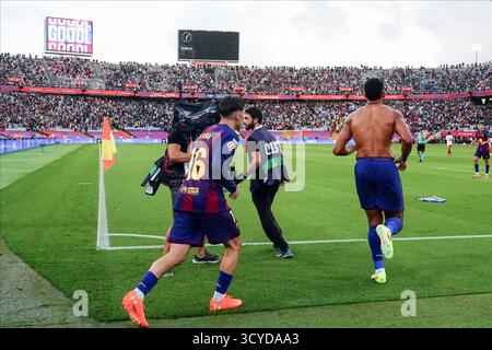 Barcelone, Espagne. 18 octobre 2025. Ronald Araujo du FC Barcelone célèbre après avoir marqué le 2-1 lors du match la Liga EA Sports entre le FC Barcelone et le Girona FC joué au stade Lluis Companys le 18 octobre 2025 à Barcelone, Espagne. (Photo de Bagu Blanco/PRESSIN) crédit : AGENCE SPORTIVE PRESSINPHOTO/Alamy Live News Banque D'Images