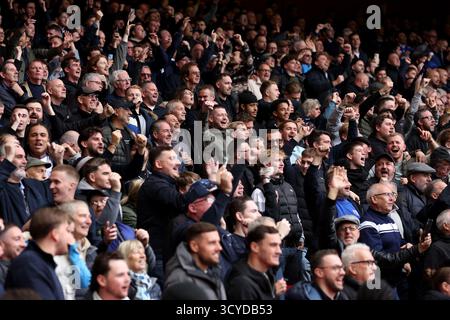 Nottingham, Royaume-Uni. 18 octobre 2025. Les fans de Chelsea acclament lors du match de Nottingham Forest vs Chelsea premier League au City Ground, Nottingham. Le crédit photo devrait se lire comme suit : Jessica Hornby/Sportimage crédit : Sportimage Ltd/Alamy Live News Banque D'Images
