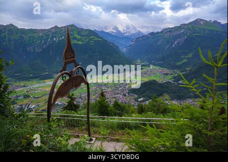 Vue depuis Harder Kulm surplombant Interlaken et les Alpes suisses en Suisse Banque D'Images