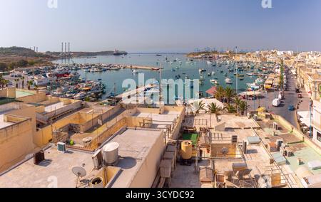 Vue sur le port de pêche et le front de mer à Marsaxlokk, Malte Banque D'Images
