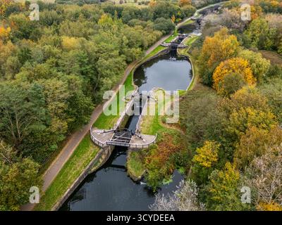 Vue aérienne d'une partie du vol de l'écluse de Wigan photographiée en automne au-dessus du canal de Leeds Liverpool. Banque D'Images