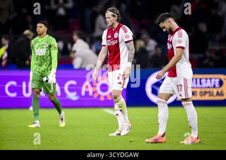 AMSTERDAM - Wout Weghorst de l'Ajax et Oliver Edvardsen de l'Ajax quittent le terrain lors de la troisième manche du match néerlandais Eredivisie entre l'AFC Ajax et l'AZ au Johan Cruijff Arena le 18 octobre 2025 à Amsterdam, aux pays-Bas. ANP OLAF KRAAK Banque D'Images