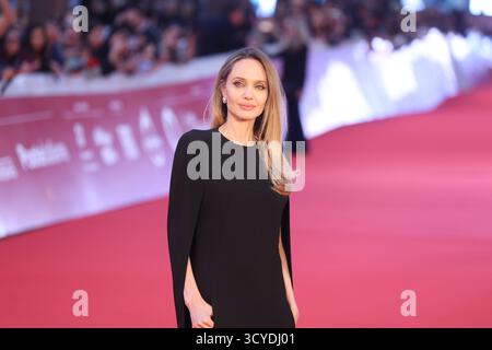 ROME ITALIE 18 OCTOBRE 2025 ROME CINEMA FEST JOUR 4 à l'Auditorium Parco della Musica à Rome Rouge actrice américaine Angelina jolie marcher le tapis rouge à Banque D'Images