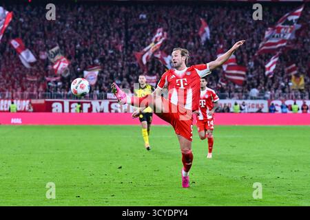 MUNICH, ALLEMAGNE - avec le bal Harry KANE (FC Bayern Munich 9) Bayern Munich v. Borussia Dortmund le jour 7 à Allianz Arena le 18 octobre 2025 à Munich, Allemagne/DFL LA RÉGLEMENTATION INTERDIT TOUTE UTILISATION DE PHOTOGRAPHIES COMME SÉQUENCES D'IMAGES ET/OU QUASI-VIDÉO crédit : BEAUTIFUL SPORTS Pressefotoagentur/Alamy Live News Banque D'Images