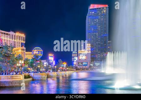 Vue nocturne du Strip de Las Vegas et des fontaines du Bellagio le 10 mai 2024 à Las Vegas, Nevada. Banque D'Images