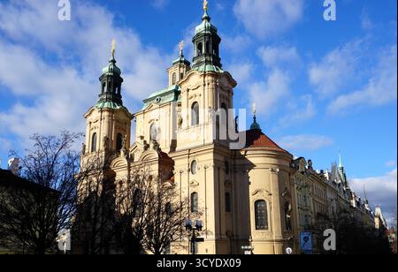 Vue latérale de la façade gothique ornée et des tours emblématiques de l’église Nicolas (Stare Mesto), vieille ville de Prague, République tchèque, par une journée ensoleillée Banque D'Images
