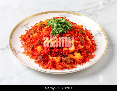 Sichuan épicé Dan Dan nouilles servies dans une assiette isolée sur fond de marbre vue latérale de la nourriture de singapour Banque D'Images