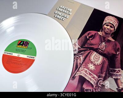 Album vinyle d'Amazing Grace par Aretha Franklin, avec le portrait de couverture gospel soulful et le label Atlantic Records classique. Banque D'Images