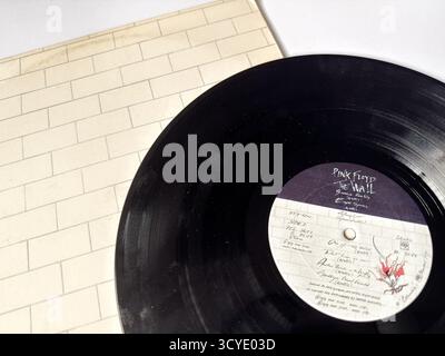 Album vinyle of the Wall de Pink Floyd, mettant en vedette le design minimaliste de la couverture murale en briques et le label Columbia Records classique de 1979. Banque D'Images