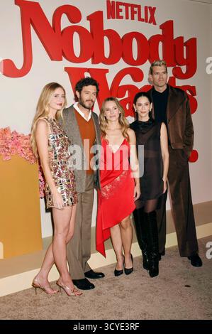 Justine Lupe, Adam Brody, Kristen Bell, Jackie Tohn et Timothy Simons BEI der Premiere der 2. Staffel der Netflix-Serie 'personne ne veut ça' im Egyptian Theatre. Los Angeles, 16.10.2025 Banque D'Images