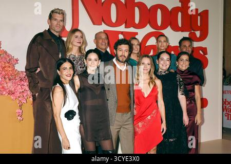 Timothy Simons, Jenni Konner, Jackie Tohn, Justine Lupe, Adam Brody, Bruce Eric Kaplan, Kristen Bell, Erin Foster, Nora Silver, Sara Foster, Ana Ayala und Oly Obst BEI der Premiere der 2. Staffel der Netflix-Serie 'personne ne veut ça' im Egyptian Theatre. Los Angeles, 16.10.2025 Banque D'Images