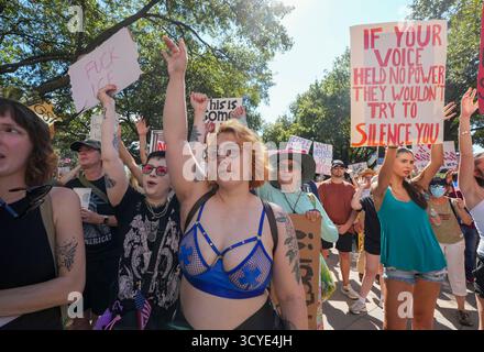 Austin Texas USA, 18 octobre 2025 : des milliers de manifestants défilent sur l'avenue du Congrès lors d'un rassemblement de protestation « No Kings » contre l'administration du président Donald Trump. Le gouverneur du Texas Greg Abbott a menacé un déploiement de la Garde nationale du Texas contre ce qui était une manifestation largement pacifique surveillée par la police locale. Crédit : Bob Daemmrich/Alamy Live News Banque D'Images
