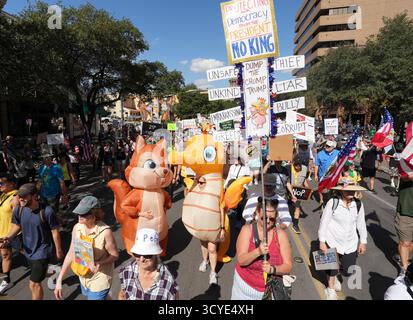 Austin Texas USA, 18 octobre 2025 : des milliers de manifestants défilent sur l'avenue du Congrès lors d'un rassemblement de protestation « No Kings » contre l'administration du président Donald Trump. Le gouverneur du Texas Greg Abbott a menacé un déploiement de la Garde nationale du Texas contre ce qui était une manifestation largement pacifique surveillée par la police locale. Crédit : Bob Daemmrich/Alamy Live News Banque D'Images
