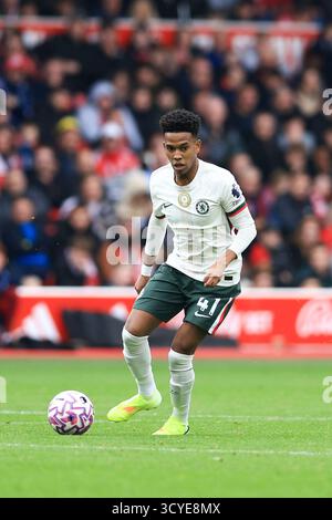 Nottingham, Royaume-Uni. 18 octobre 2025. Estevao de Chelsea court avec le ballon lors du match de premier League de Nottingham Forest vs Chelsea au City Ground, Nottingham. Le crédit photo devrait se lire comme suit : Jessica Hornby/Sportimage crédit : Sportimage Ltd/Alamy Live News Banque D'Images