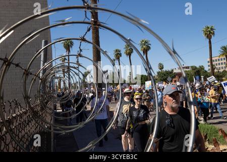 Phoenix, Arizona, États-Unis. 18 octobre 2025. Aucun rassemblement du jour des rois marchant sur West Jefferson Street dans le centre-ville de Phoenix, Arizona. (Crédit image : © Jason White/ZUMA Press Wire) USAGE ÉDITORIAL SEULEMENT ! Non destiné à UN USAGE commercial ! Banque D'Images