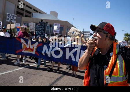 Phoenix, Arizona, États-Unis. 18 octobre 2025. MARTIN HERNANDEZ utilise un cornet de taureau pour aider à mener la marche du No Kings Day dans le centre-ville de Phoenix, Arizona. (Crédit image : © Jason White/ZUMA Press Wire) USAGE ÉDITORIAL SEULEMENT ! Non destiné à UN USAGE commercial ! Banque D'Images