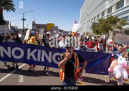 Phoenix, Arizona, États-Unis. 18 octobre 2025. MARTIN HERNANDEZ utilise un cornet de taureau pour aider à mener la marche du No Kings Day dans le centre-ville de Phoenix, Arizona. (Crédit image : © Jason White/ZUMA Press Wire) USAGE ÉDITORIAL SEULEMENT ! Non destiné à UN USAGE commercial ! Banque D'Images