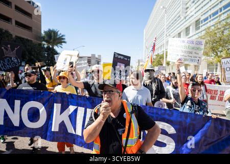 Phoenix, Arizona, États-Unis. 18 octobre 2025. MARTIN HERNANDEZ utilise un cornet de taureau pour aider à mener la marche du No Kings Day dans le centre-ville de Phoenix, Arizona. (Crédit image : © Jason White/ZUMA Press Wire) USAGE ÉDITORIAL SEULEMENT ! Non destiné à UN USAGE commercial ! Banque D'Images