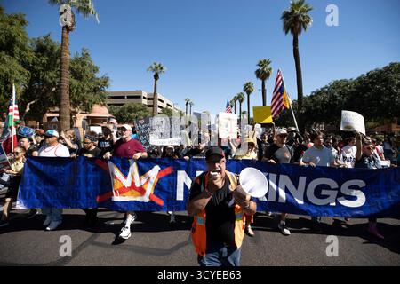 Phoenix, Arizona, États-Unis. 18 octobre 2025. MARTIN HERNANDEZ utilise un cornet de taureau pour aider à mener la marche du No Kings Day dans le centre-ville de Phoenix, Arizona. (Crédit image : © Jason White/ZUMA Press Wire) USAGE ÉDITORIAL SEULEMENT ! Non destiné à UN USAGE commercial ! Banque D'Images