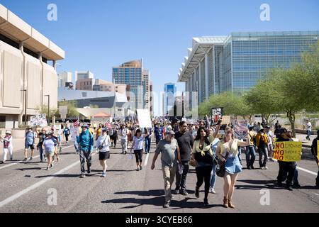 Phoenix, Arizona, États-Unis. 18 octobre 2025. La marche No Kings Day à Phoenix, Arizona, passe par le quartier général de la police de Phoenix sur le chemin du retour à Wesley Bolin Memorial Plaza. (Crédit image : © Jason White/ZUMA Press Wire) USAGE ÉDITORIAL SEULEMENT ! Non destiné à UN USAGE commercial ! Banque D'Images