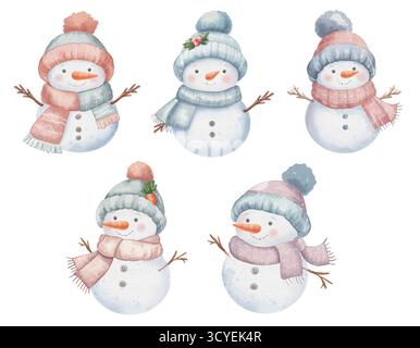 Ensemble de bonhommes de neige portant des chapeaux et des foulards dans des tons pastel de bleu et de rouge clair. Dessiné à la main et isolé sur fond blanc. Personnages de style enfant, saison d'hiver Banque D'Images