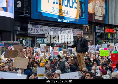 New York, États-Unis. 18 octobre 2025. NEW YORK, NEW YORK - 18 OCTOBRE : un homme tient un signe « STAND UP SPEAK OUT while You Can » lors d'une manifestation « No Kings » à Manhattan le 18 octobre 2025, à New York. Les organisateurs s'attendent à ce que des millions de personnes participent dans les villes du pays pour la deuxième manifestation "No Kings" pour dénoncer l'administration Trump. Crédit : Ron Adar/Alamy Live News Banque D'Images