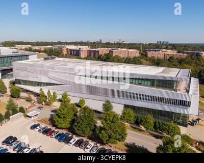 Images de drone aérien ensoleillé du campus du centenaire de l'Université d'État de Caroline du Nord situé à Raleigh, Caroline du Nord Banque D'Images