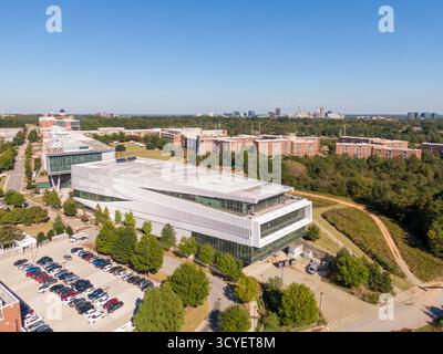 Images de drone aérien ensoleillé du campus du centenaire de l'Université d'État de Caroline du Nord situé à Raleigh, Caroline du Nord Banque D'Images
