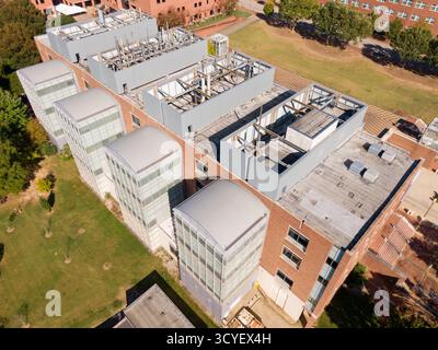 Images de drone aérien ensoleillé du campus du centenaire de l'Université d'État de Caroline du Nord situé à Raleigh, Caroline du Nord Banque D'Images