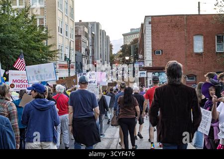 Asheville, États-Unis. 18 octobre 2025. Les manifestants défilent avec des pancartes lors du deuxième rassemblement « No Kings » - l'événement d'une journée est la plus grande action civile depuis cinquante-cinq ans aux États-Unis. Crédit : Gloria Good/AlamyLive News Banque D'Images