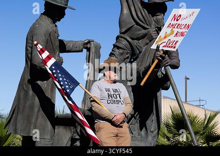 Les manifestants tiennent des pancartes « No Kings » lors d’une manifestation politique dans le centre-ville de Tucson, Arizona, le 18 octobre 2025. Banque D'Images