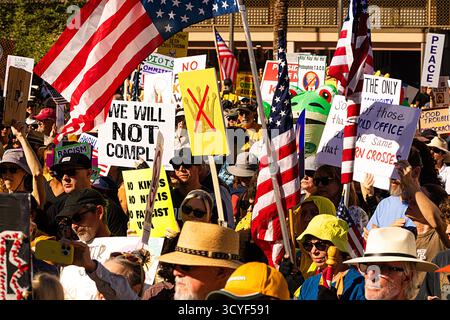 Les manifestants tiennent des pancartes « No Kings » lors d’une manifestation politique dans le centre-ville de Tucson, Arizona, le 18 octobre 2025. Banque D'Images
