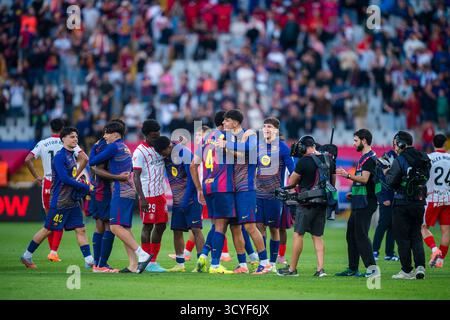 Barcelone, Espagne. 18 octobre 2025. Les joueurs de Barcelone célèbrent la victoire après le match de football de la Liga entre Barcelone et Gérone à Barcelone, Espagne, Oct. 18, 2025. Crédit : Joan Gosa/Xinhua/Alamy Live News Banque D'Images