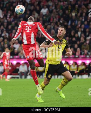 Munich, Allemagne. 18 octobre 2025. Nicolas Jackson (G) du Bayern Munich affronte Niklas Suele du Borussia Dortmund lors du match de football de première division allemande de Bundesliga entre le Bayern Munich et le Borussia Dortmund à Munich, Allemagne, le 18 octobre 2025. Crédit : Philippe Ruiz/Xinhua/Alamy Live News Banque D'Images